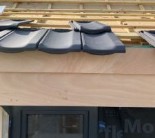 Détail de l'épaisseur de la rive à masquer sur débord de l'avancée