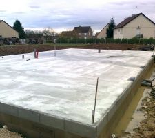 Donc aujourd'hui, nous avions rdv avec le CT pour faire un premier point sur les travaux et en arrivant sur le terrain, nous avons constaté que la dalle a été coulée: en fait elle a été coulée mercredi dernier...