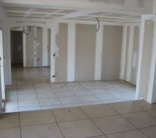 Vue de la salle &agrave; manger et de la cuisine depuis le salon