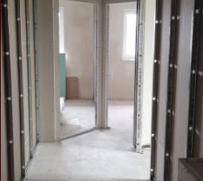 étage, couloir donnant sur les chambres des enfants