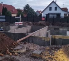 Cave et vide sanitaire sur la gauche