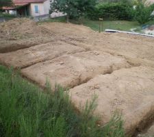 Vue d'ensemble des fouilles de 40 cm de large par 60 de profondeur