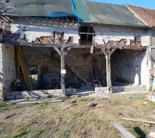 Fondation du mur de façade + retour intérieur et début du montage en parpaing