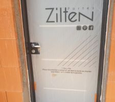 Porte simple RAL 7016 avec bandes en aluminium de marque Zilten