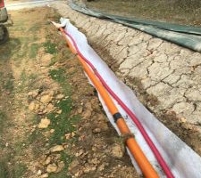 Installation d'un drainage en périphérie car les talus ramène beaucoup d'eau l'hiver et passage d'un fourreau pour le futur éclairage extérieur. Il y a un textile spécial autour de ce drain que ressortira juste sous la toile de paillage pour mieux récupérer l'eau, c'est un pozidrain!