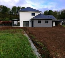 Étalage des terres avant le gazon