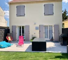 Terrasse terminée, salon de jardin, coin détente et barbecue