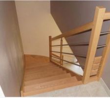 Escalier en bois essence hêtre rosé, modèle TEMPO, rampe en inox