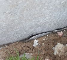 Fissure au pied du mur en banché ( mur de 2 m de haut)