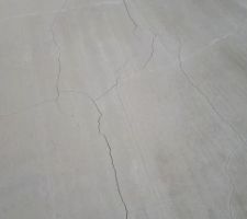 Fissure dans la dalle .. il y en a beaucoup