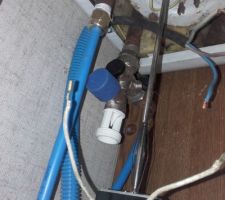 Dessous du chauffe-eau : le thermostat descendu