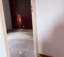 AVANT travaux : chambre garçon 2. Sol enlevé avant le déplacement des cloisons, fenetre en bois pourrie, pas de volet et mur rouge sombre et violet