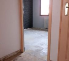 AVANT travaux : chambre garçon 1. Sol enlevé avant le déplacement des cloisons, fenetre en bois pourrie, pas de volet