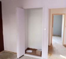 AVANT travaux : chambre garçon 2. Sol enlevé avant le déplacement des cloisons : le placard va sauté, la porte d'entrée déplacée sur la gauche et la coison reculée pour être aligné sur le fond du placard