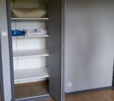 AVANT travaux : chambre garçon 1 : placard et ancienne cloison à démollir pour agrandir la pièce