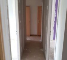 Couloir après déplacement des cloisons des chambres des deux garçons : on perd 2 placards dans le couloir pour agrandir les chambres et de l'espace dans le fond où il y avait un "palier" qui ne servait à rien