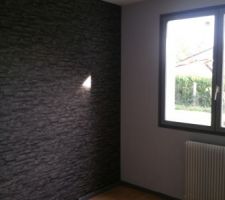 AVANT travaux : chambre garçon 1 : vieille fenetre en bois, pas de volet,