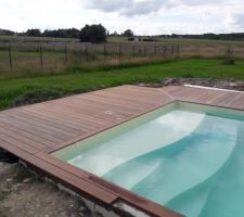 Terrasse terminée, il reste le tour de la piscine à finir.