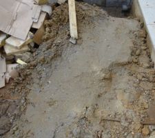 Obligés de jeter toute cette terre, les maçons ayant réussi à tout pourrir avec leur ciment...