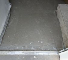 Malin d'avoir laissé le plastique sur la porte au moment du coulage de la dalle...