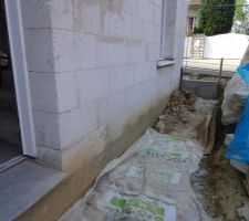 Pr&eacute;paration pour le cr&eacute;pi. Le mur n'est pas nettoy&eacute;, je pense qu'il ne l'a pas &eacute;t&eacute;.