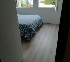 Ça y est la chape anhydrite de la chambre est enfin recouverte (lames pvc clipsables timeless ash oak)