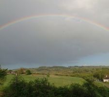 Arc en ciel sur la colline