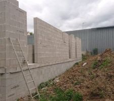 Les murs montent ! Arrière, porte fenêtre cuisine, porte fenêtre chambre et porte de service garage.