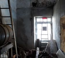 Démolition de l'escalier et du plancher.
la cage d'escalier  isolé avec des nappe en plastique carton ..... encore un beau tas de merde .