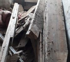 Démolition de l'escalier et du plancher.
et voila du bois de chauffage