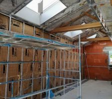 Isolation intérieure en cours dans la pièce de vie. Le placage est réalisé autour des velux.