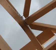 Charpente mal fix&eacute;e