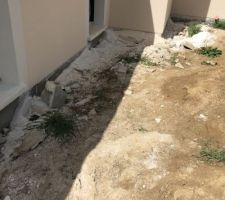 Voici les abords de la maison , je ne suis pas très contente de comment ils se débarrassent des déchets , le terrain autour de la maison ressemble à une décharge !!!