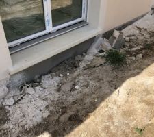 Voici les abords de la maison , je ne suis pas très contente de comment ils se débarrassent des déchets , le terrain autour de la maison ressemble à une décharge !!!