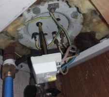 Le nouveau thermostat en place : j'ai récupéré le ressort fusiforme de maintien de la tige sur l'ancien thermostat