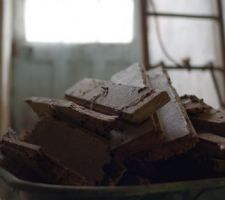 Démolition du plancher de l'étage . Récupération du bois pour la cheminée.