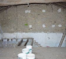 La démolition du plancher laisse un beau trou