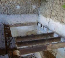 La démolition du plancher laisse un beau trou