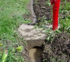 On débouche un minimum le fossé car l'eau s'accumulait sur le terrain