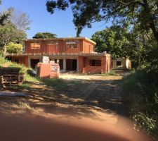 Corniche et acrot&egrave;res coffr&eacute;s.