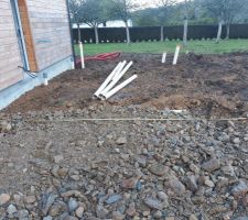 Fosse septique en cours et mesure de la place de stationnement (4m03)