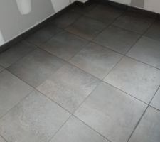 Carrelage graphite de chez anjou carrelage 45*45 du cellier avec ses joints assortis et ses plinthes