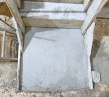 Base de l'escalier (73 cm &agrave; droite, 80 &agrave; gauche)