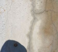 Fissures sur la dalle du rez-de-chaussée.