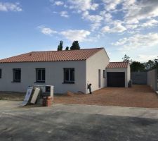 Le terrassier a fini l'allée du garage.