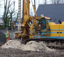 Forage 9 m et coulage béton 1m3 par 21 pilotis