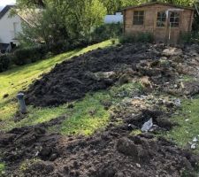 Rajout de la terre pour agrandir la plateforme devant la terrasse