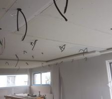 Réalisation du plafond décaissé avec un technique particulière de placo plié