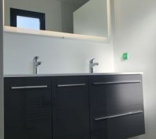 Salle de bains- Blanc plus fa&iuml;ence.