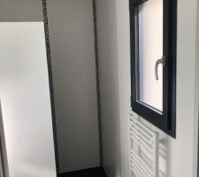 Salle de bains RDC- Menuiserie Gris Anthracite RAL 7016- Faïence Ref Colorker Touch Perla- Decoceram
Mosaïque Fineline Grey Mix tesselles- Decoceram
Carrelage Sol : Lounge Bois White 15 x 90- Decoceram
Peinture Blanche de chez Seigneurie Finition Evolutex Velours
Receveur Ref Acquabella State Negro 200 x 90